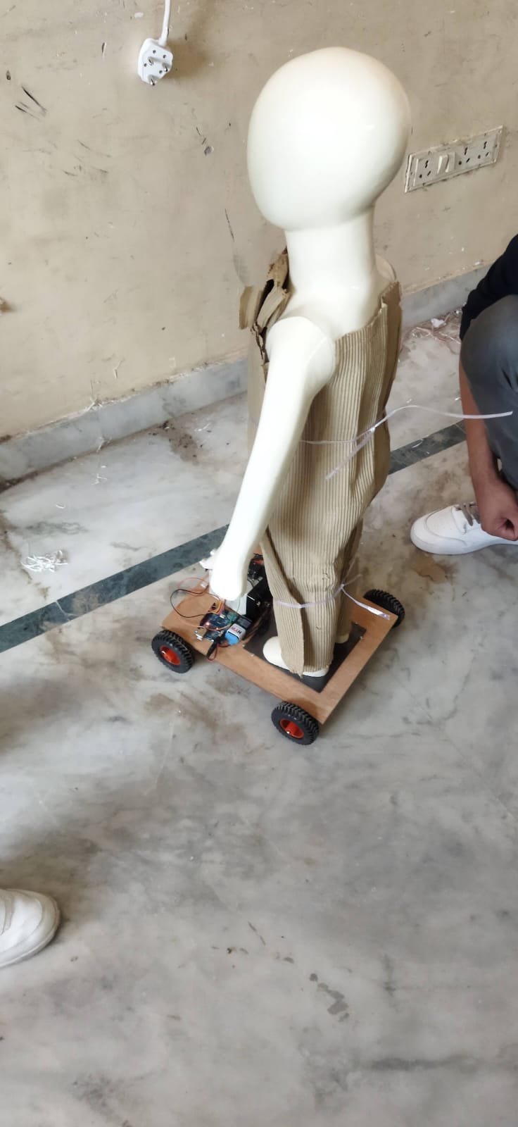 Obstacle Avoiding Robot with Standing Statue Chassis Using Arduino | radiomarket.in
